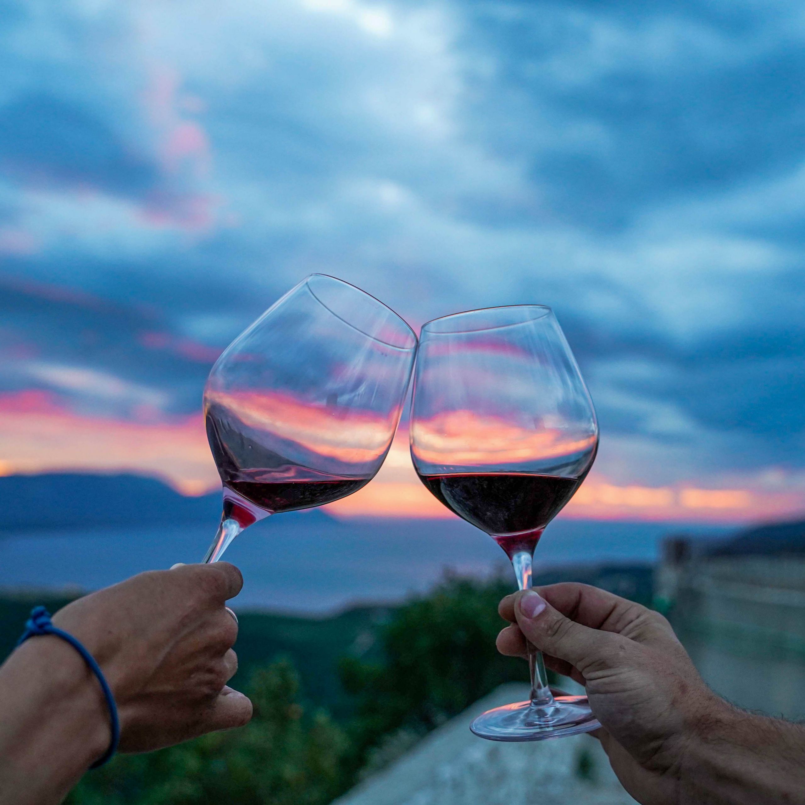 Kitesurfers like good wine